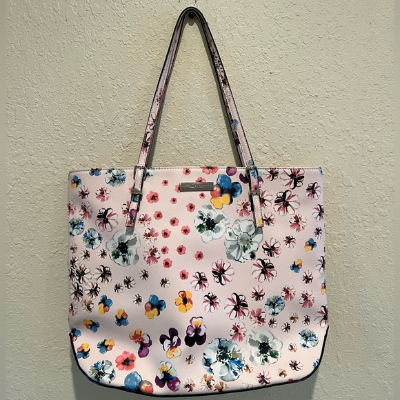 Nine West Handbags - SOLD NINE WEST light pink floral tote handbag 🌸